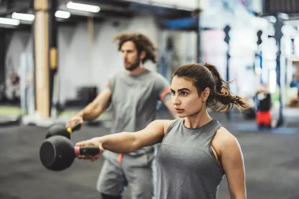 How To Do Kettlebell Swings(图2)